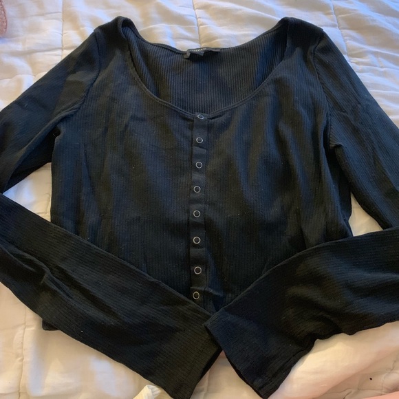 Black and white button down crop tops - Picture 2 of 5